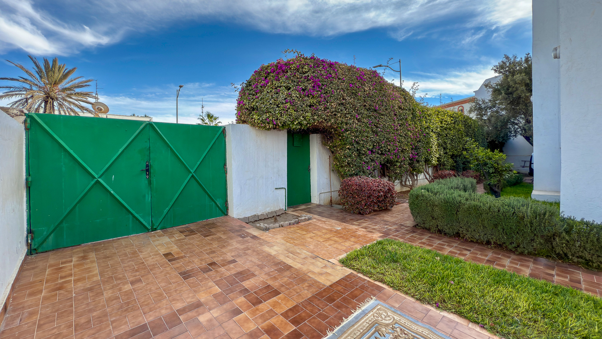 Vue extérieure portail entrée